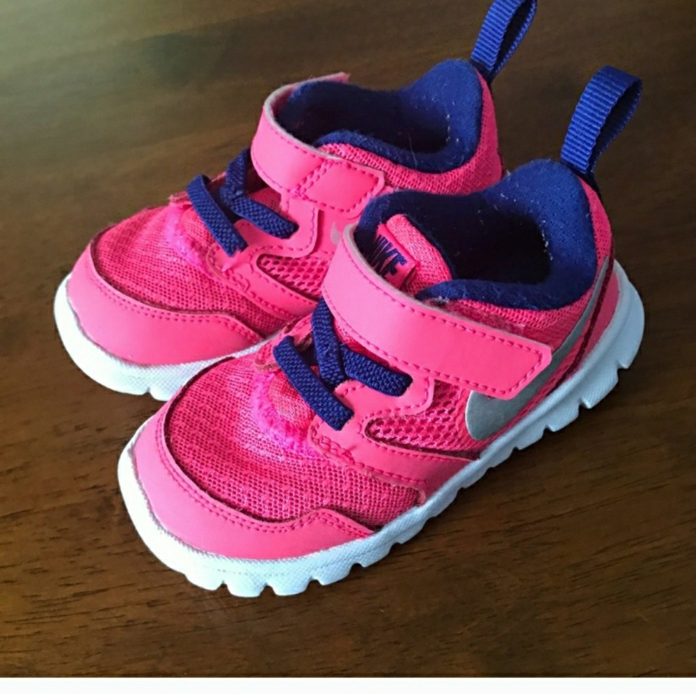 Toddler nike size 5c girl shoes